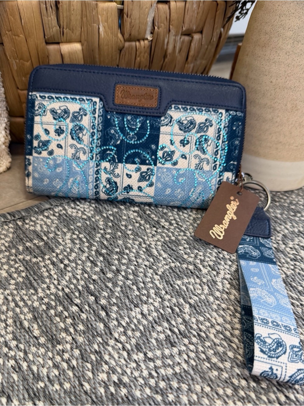 New Wrangler Women’s Patchwork Paisley Wallet Wristlet Wallet Boho Western Large - Picture 2 of 16
